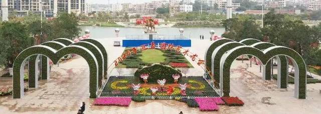 火狐电竞平台-徐子崴通告满满 首都机场被歌迷“突袭”(图1) 火狐电竞