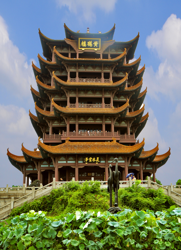 李斯羽受邀米兰看秀 亮片T恤西装裤解锁复古风情‘火狐电竞平台’(图1) 火狐电竞官网