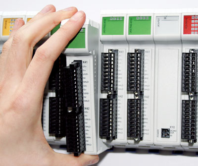 火狐电竞平台_演员王嘉现身朝阳法院 起诉无良剧组压榨演员(图2) 火狐电竞平台