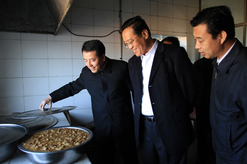 火狐电竞:黄维德出席功夫电影周 “武打pose”定格红毯时刻(图3) 火狐电竞