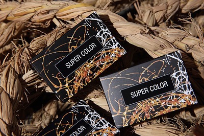 少妇带孩子逛街顺手偷衣服 家中发现数百件新衣_火狐电竞官网(图2) 火狐电竞平台