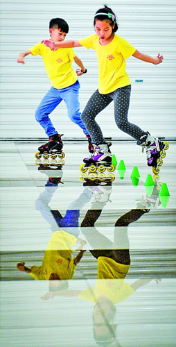 火狐电竞-世纪好闺蜜李曼现身一直播 分享《致单身男女》的台前幕后(图1) 火狐电竞平台